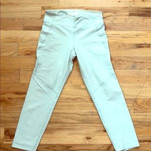 Outdoor Voices 3/4 legging in Mint.